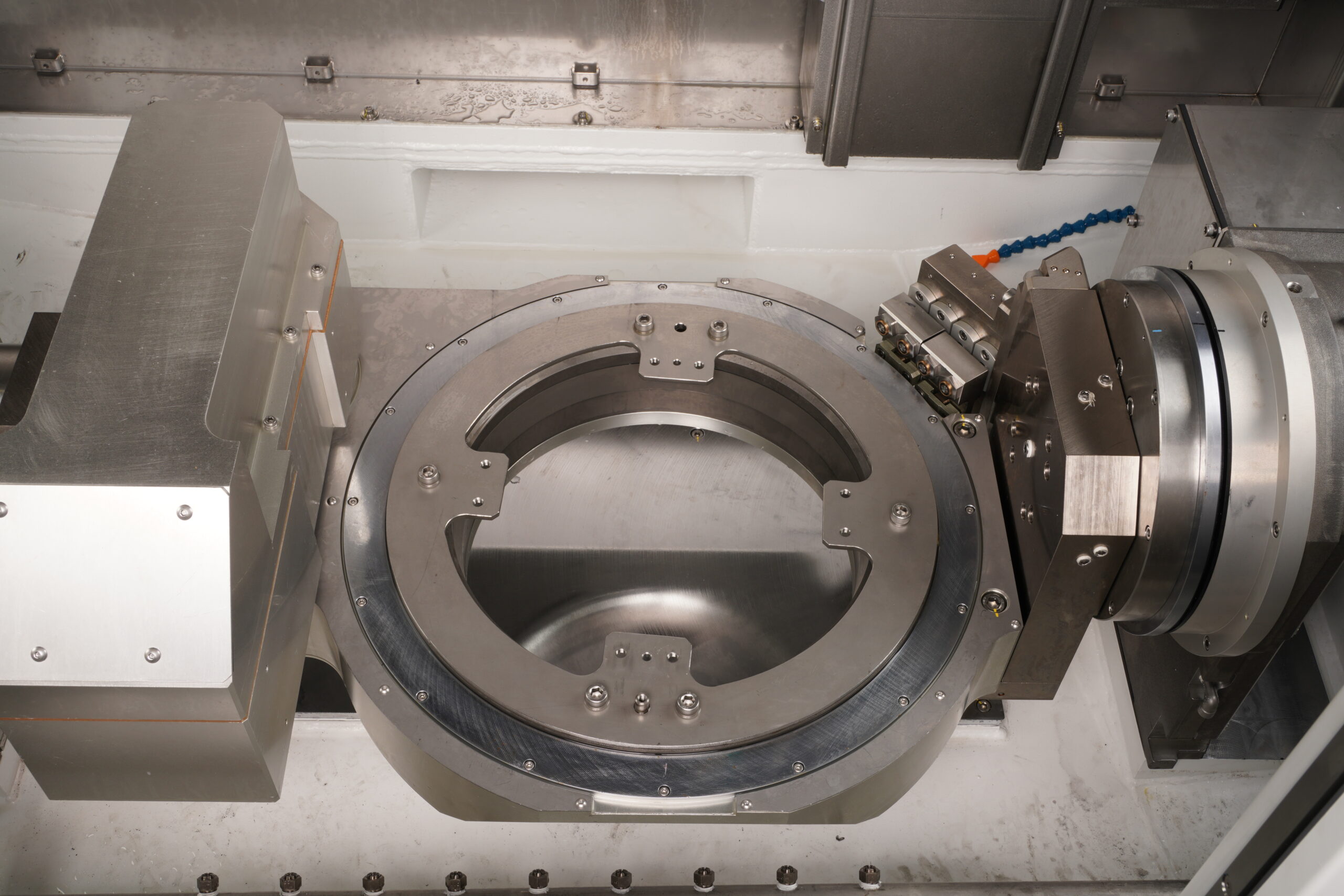 The rotary table in the Sugino JCC 4+1 high pressure water jet deburring automated machine